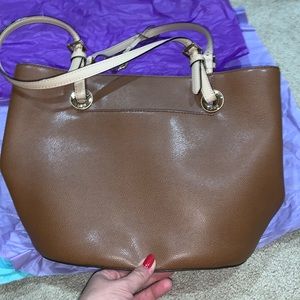 Michael kors bucket tote in luggage